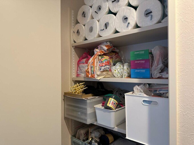 廊下に設けた小さな収納スペース