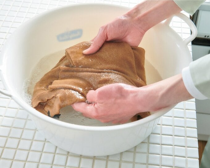 両手で持ち上げる