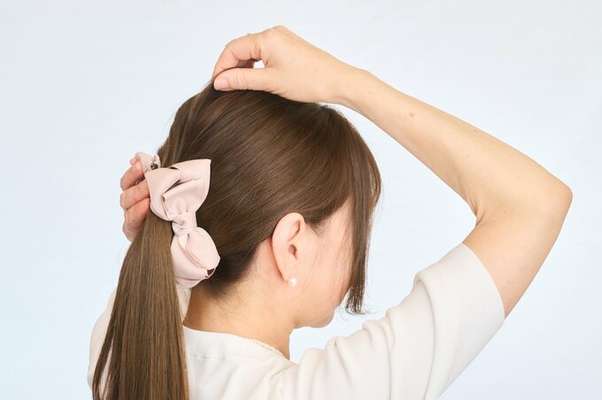 髪を引き出す女性