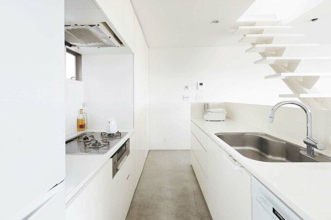 手元を隠したキッチン