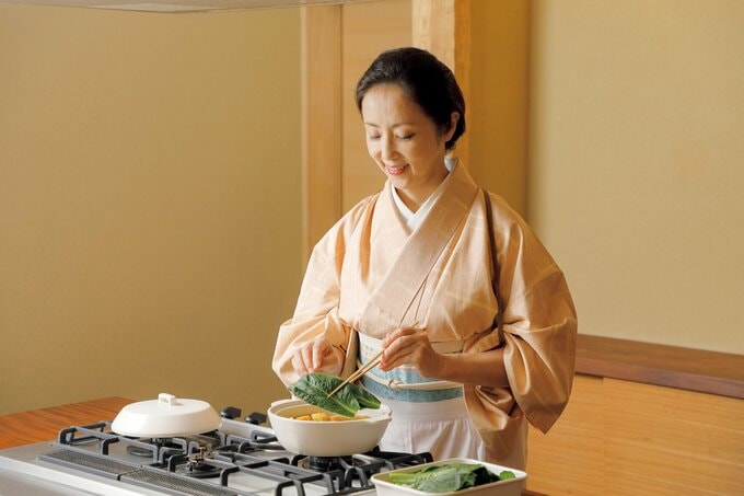 鍋を調理している女性