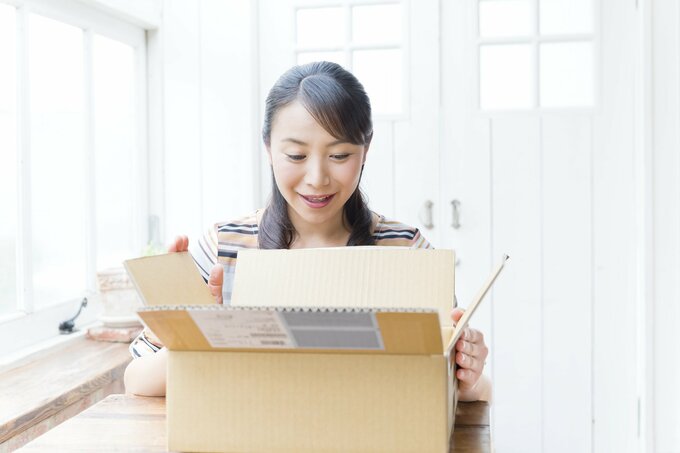 次から次へと買い物する女性