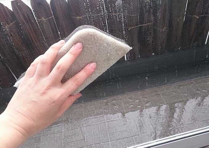 スポンジで洗う様子