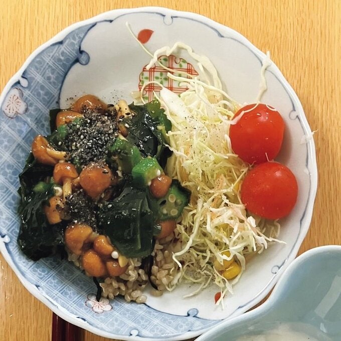 もち麦ご飯に「ずるいやせ飯」をトッピング。