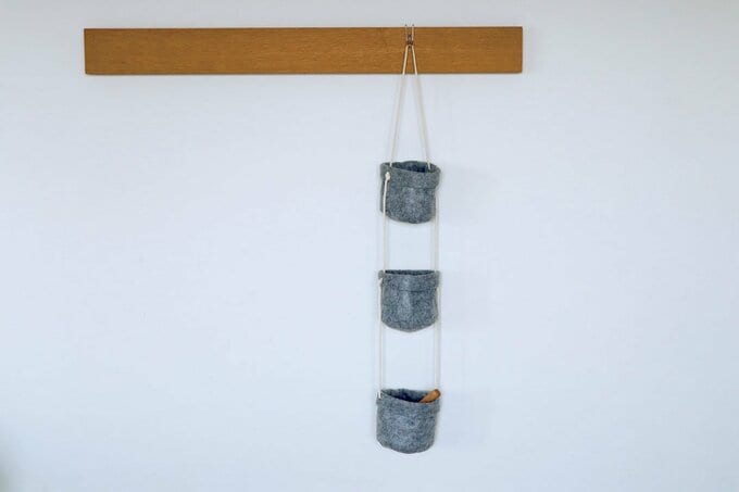 壁につるした小物入れ