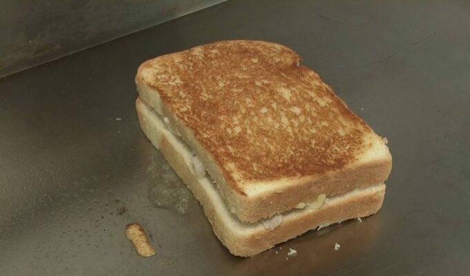 パンを焼く様子