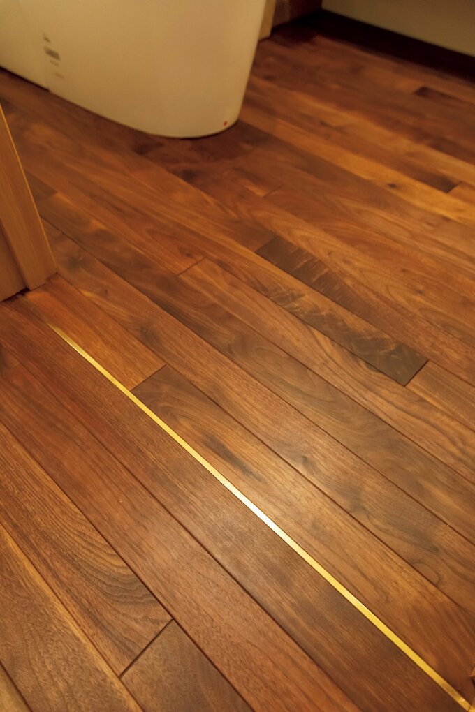 床に真ちゅうの細い見切りを入れてさりげなくゾーニング