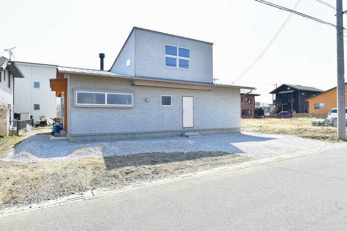 道路のある北側の外観