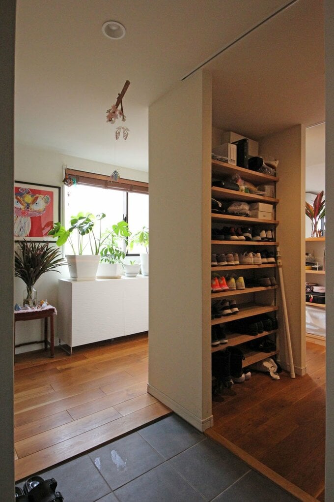 ウォークスルー形式のシューズクローゼット