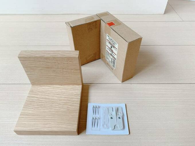 床にシンプルな棚