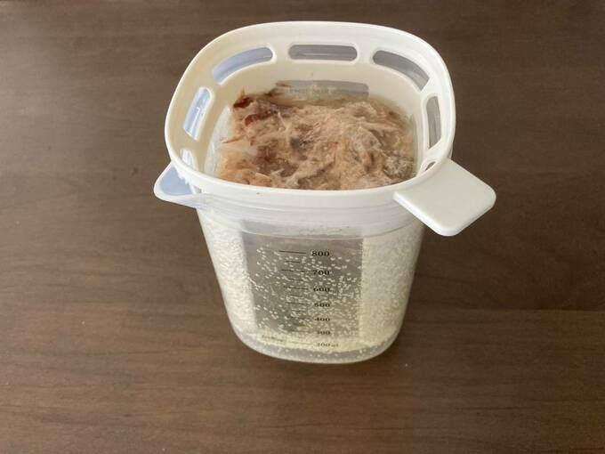 容器にカツオ節