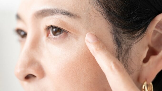 高齢女性の目のイメージ画像