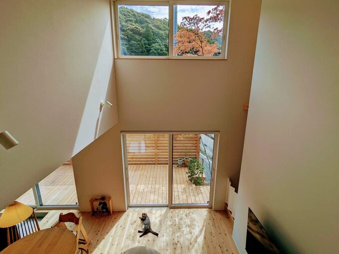 吹き抜け窓と日射の写真