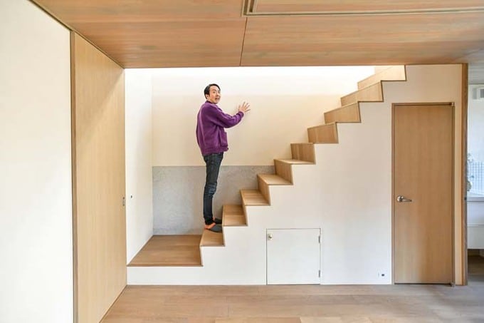 漆喰とグレーの木毛セメント板との組み合わせが印象的な壁