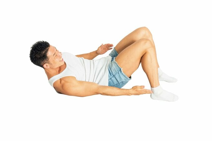 右手で右脚のかかとをタッチ