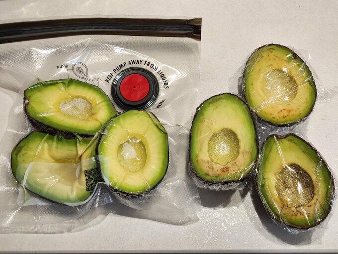 （左）「フレッシュ＆セーブ」の真空保存バッグで保存したアボカド（右）ラップで保存したアボカド