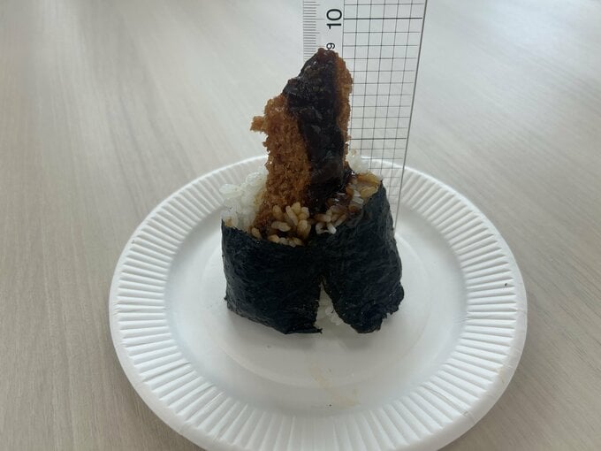 味噌カツを定規で測る