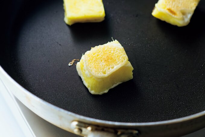 サツマイモきんつばをフライパンで焼く様子