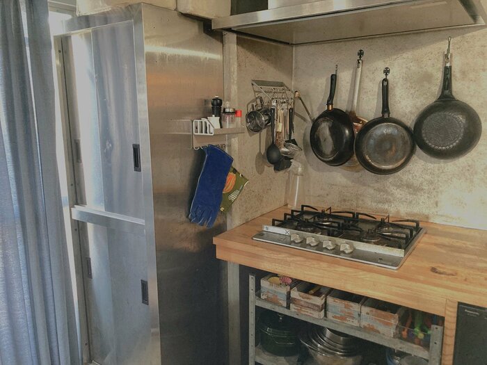 業務用食器棚は、無骨なデザインのキッチンと相性ぴったり：マンション
