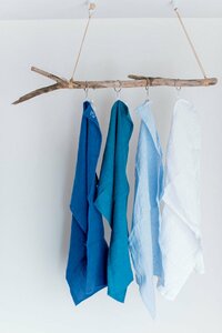 ロープでつるした流木にクロスをディスプレー