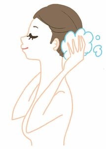 頭皮をマッサージするように洗う