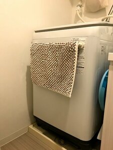 洗濯機と洗面台の隙間に掃除道具を空中収納