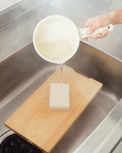 スポンジとまな板は熱湯消毒