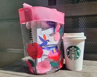 スタバの「母の日グッズ」がかわいいと話題。ビニール素材のミニバッグと中身をレビュー