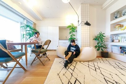 58㎡に見えない！フィギュアも飾れて、視線がスッと抜ける技ありマンションリノベ