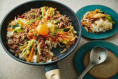 ワンパン15分で「石焼き風ビビンバ」レシピ。具材は炒めるだけ、香ばしいおこげも味わえる