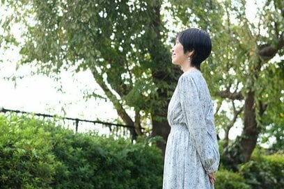 60代、毎日ワンピースでラクちん。50代まで捨てられなかったバブル当時の服とヒール靴　