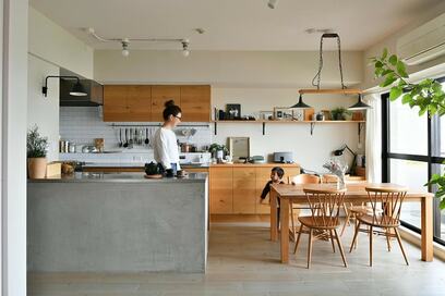 【マンションリノベ事例】サブウェイタイル、足場板…憧れの素材がフィットする空間