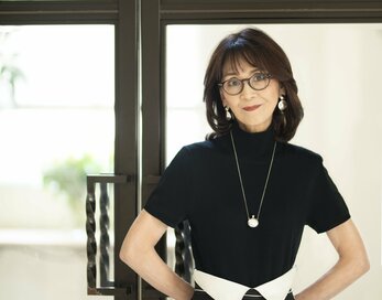 70代、柏木由紀子さんのおしゃれに欠かせないメガネ。伊達メガネを愛用する意外な理由：5月に読みたい記事