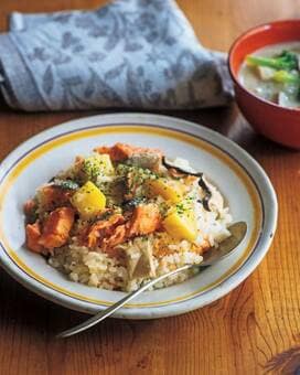鮭の洋風炊き込みご飯。サトイモのチャウダーと合わせておしゃれに