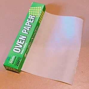 キッチンで使うオーブンシートをはりつけ