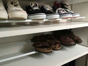 2本の100均の突っぱり棒を渡すだけで掃除がラクに!