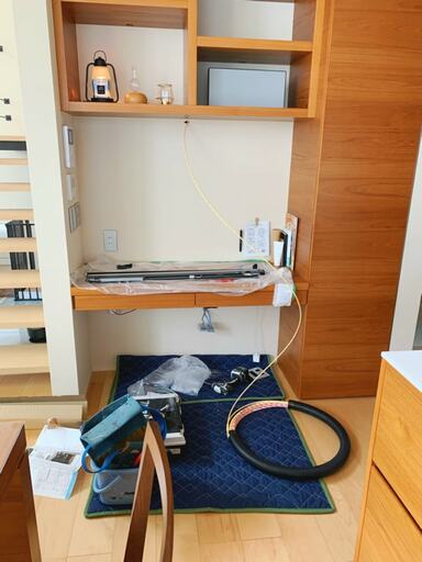 ミニデスクにライトをつける工事中