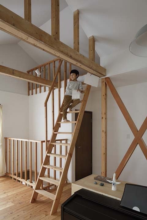 屋根裏への階段を上る長男