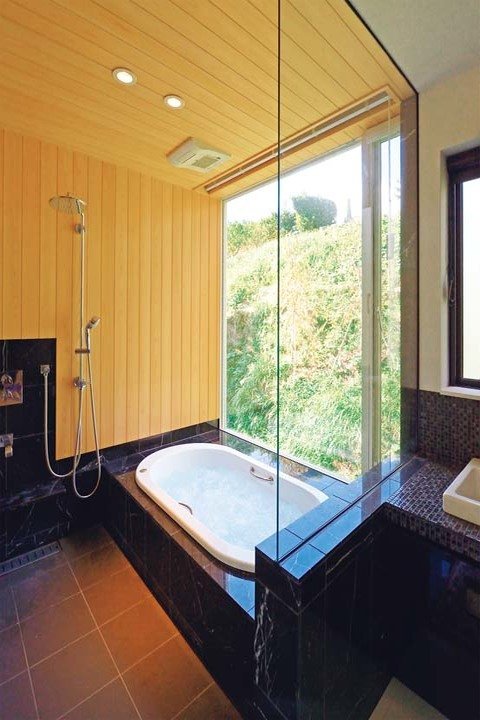 檜張りの浴室の壁