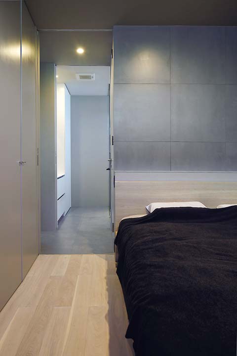 余ったタイルを寝室の壁に