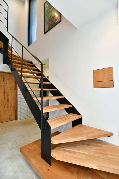 1階玄関と2階をつなぐ階段