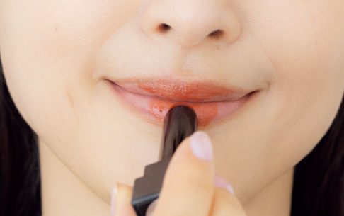唇の真ん中にのせる