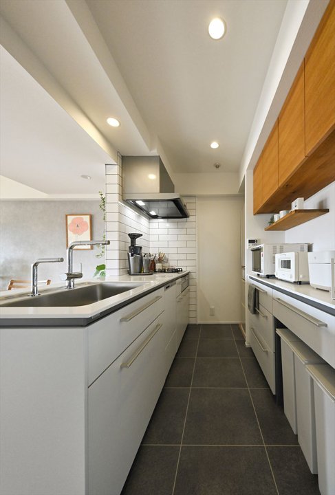 背面側にカウンターとつり戸棚を設置したオープンキッチン