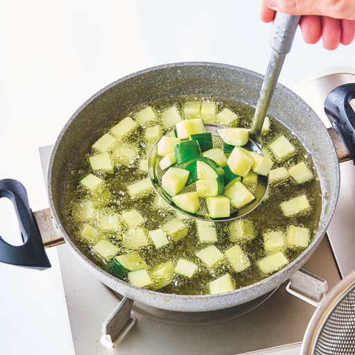 野菜は1種類ずつ順に揚げる。野菜の切り口の端が少し色づいたら揚げ上がり