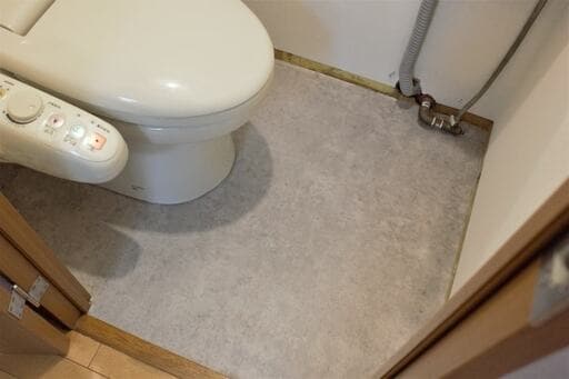 床を張り替えたトイレ