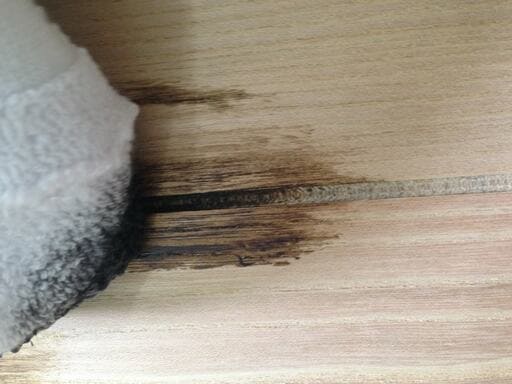 そこにワックスをつけて木材にこすりつける