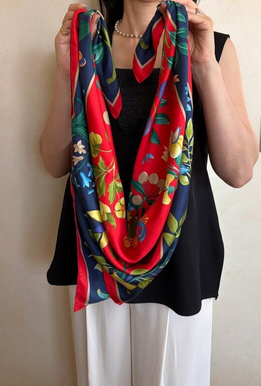 写真：スカーフ首元4