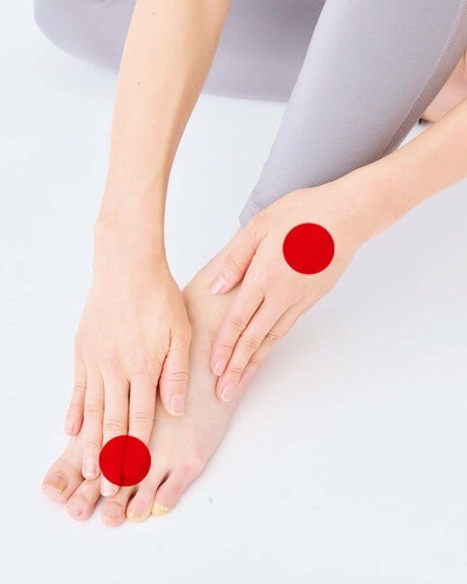 足のつけ根押す箇所