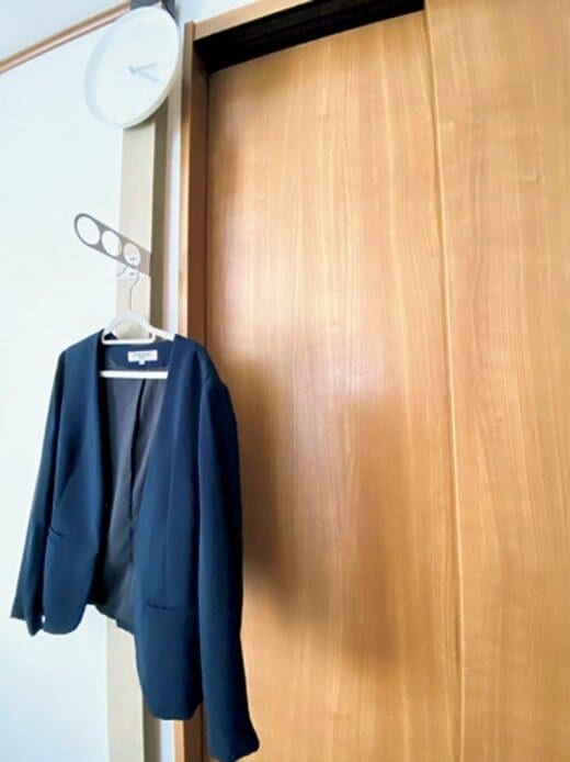 扉につけたフックへジャケットをかけている様子