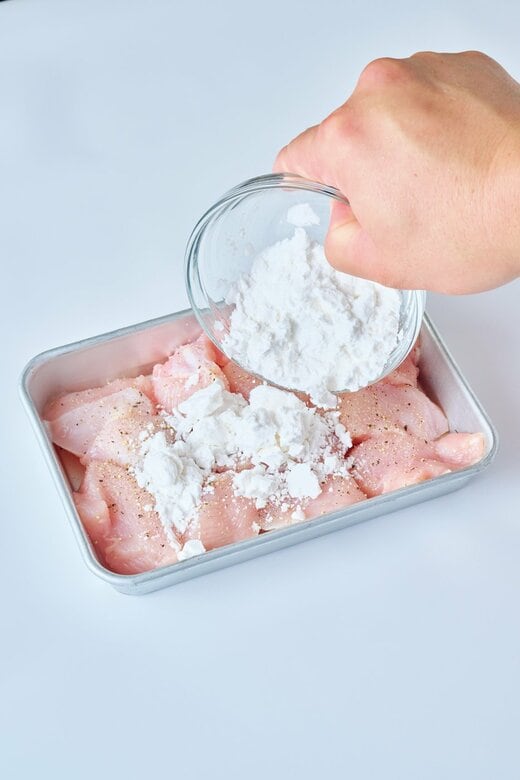 鶏肉に片栗粉をまぶす